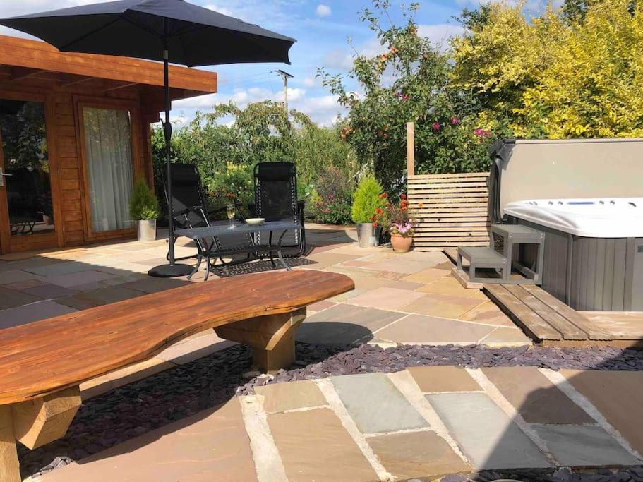 Moors Wood Relaxing ,Tranquil Retreat With Hot Tub Chippenham (Wiltshire) Exterior foto