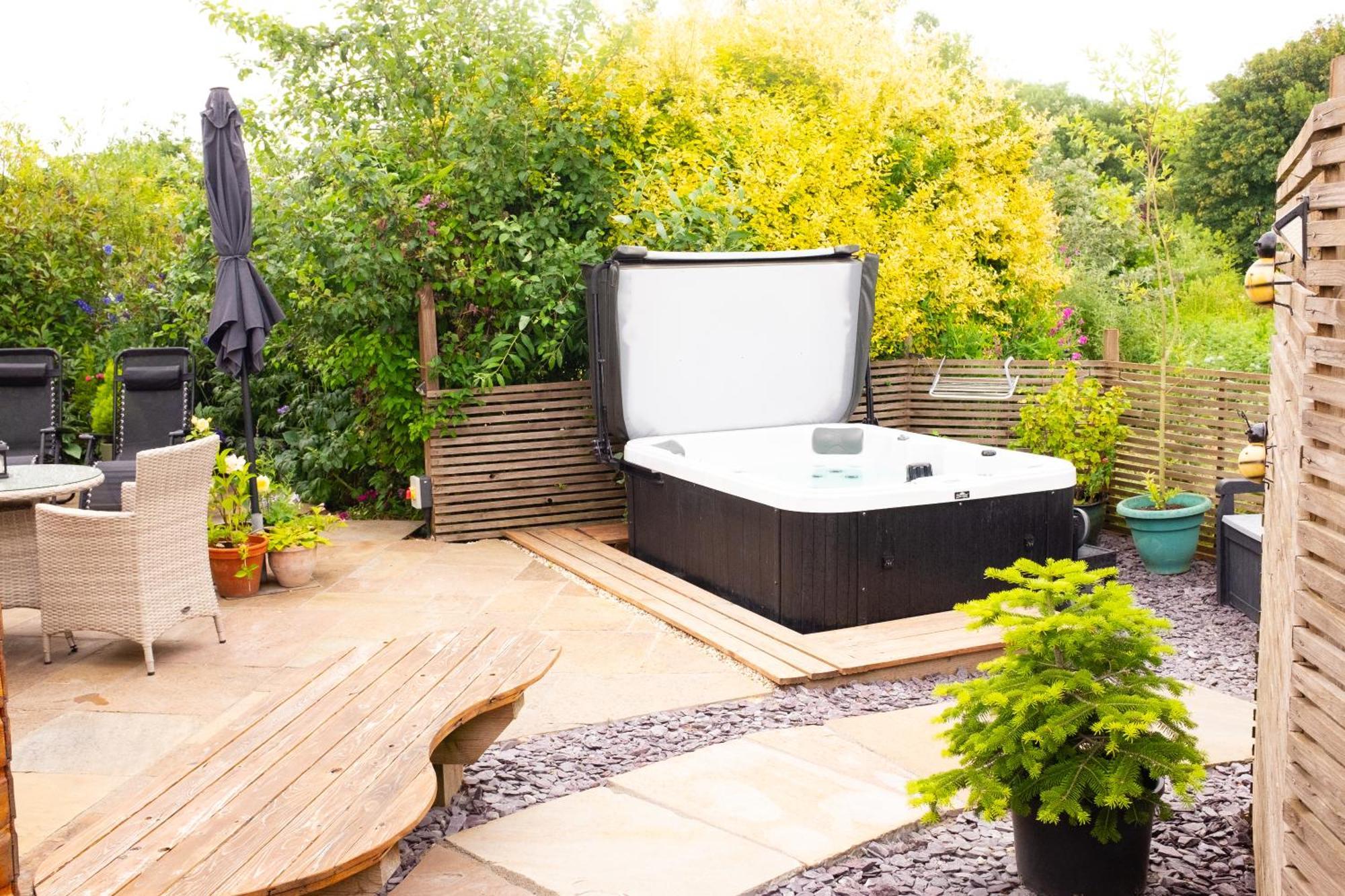 Moors Wood Relaxing ,Tranquil Retreat With Hot Tub Chippenham (Wiltshire) Exterior foto