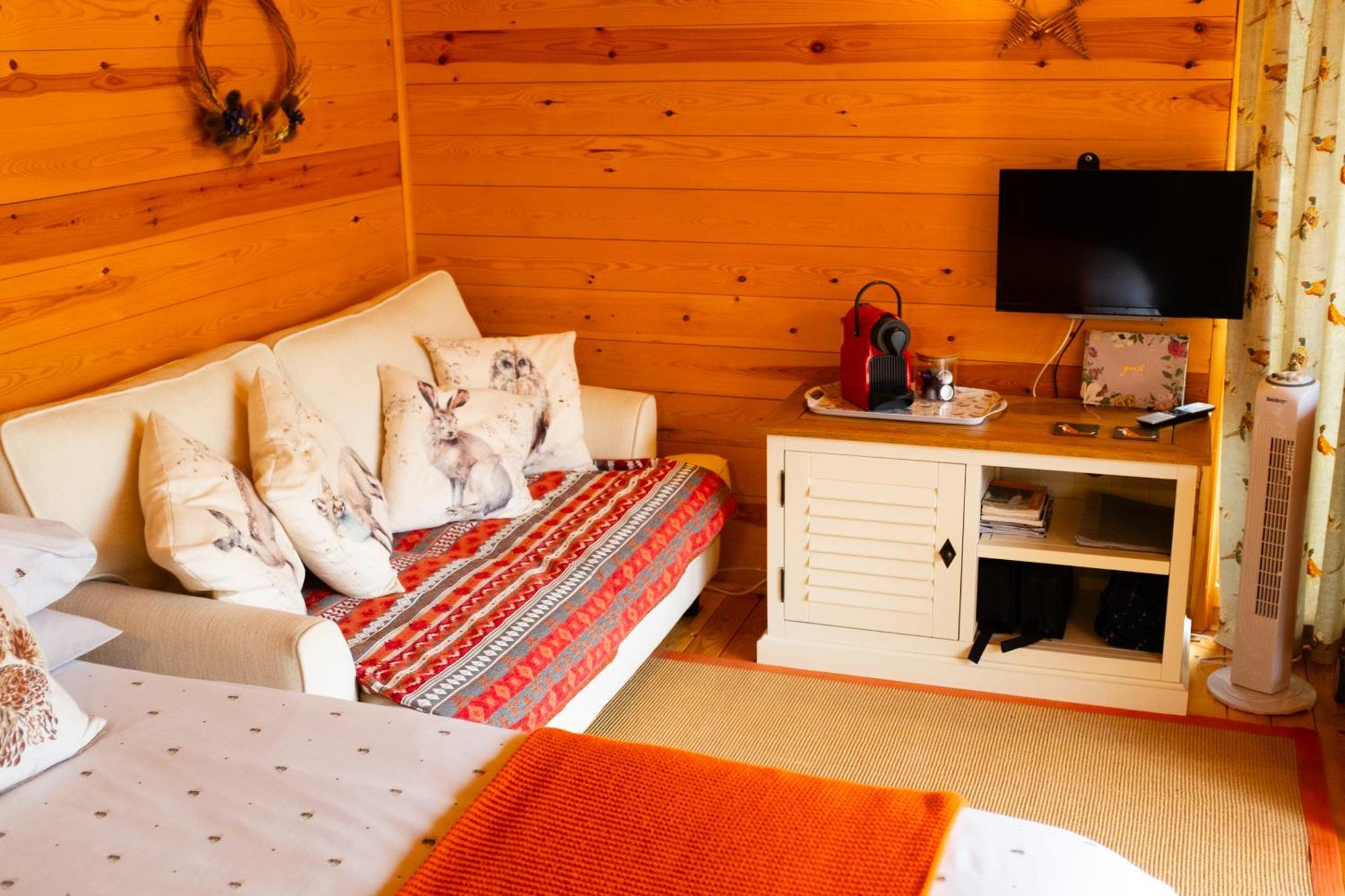 Moors Wood Relaxing ,Tranquil Retreat With Hot Tub Chippenham (Wiltshire) Exterior foto