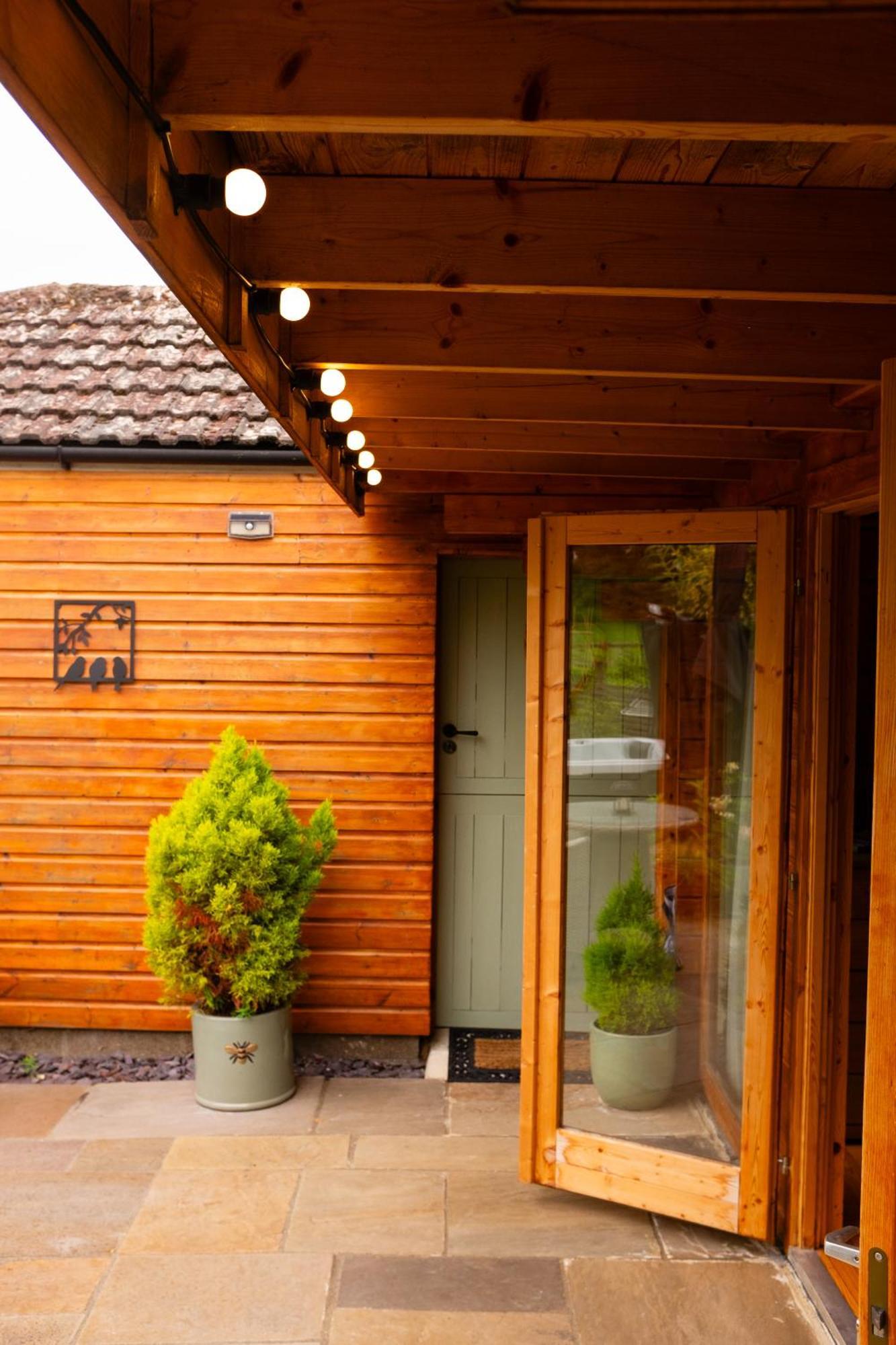 Moors Wood Relaxing ,Tranquil Retreat With Hot Tub Chippenham (Wiltshire) Exterior foto