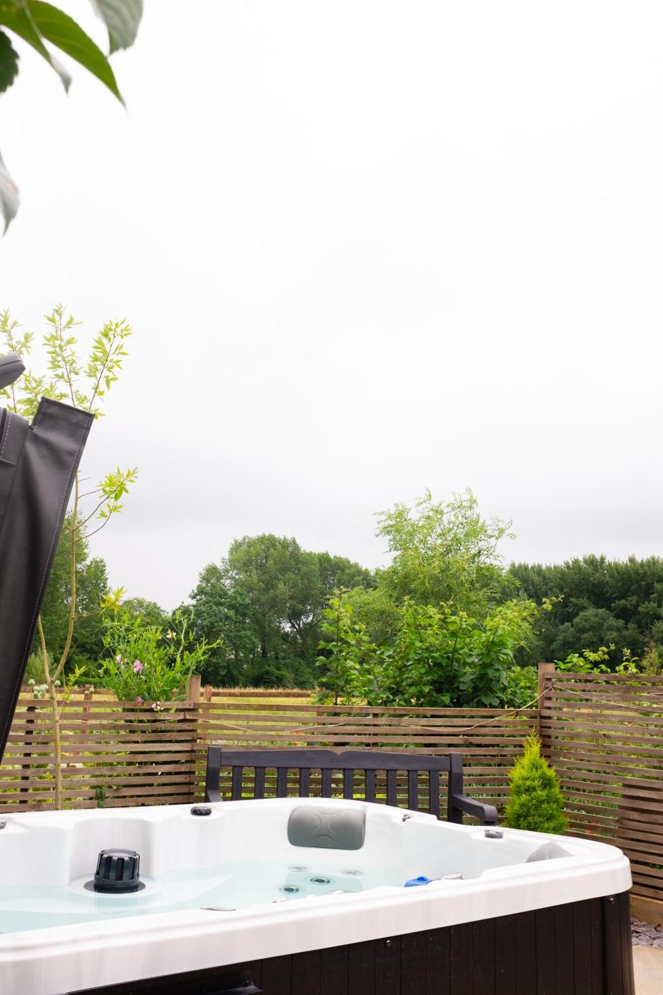 Moors Wood Relaxing ,Tranquil Retreat With Hot Tub Chippenham (Wiltshire) Exterior foto