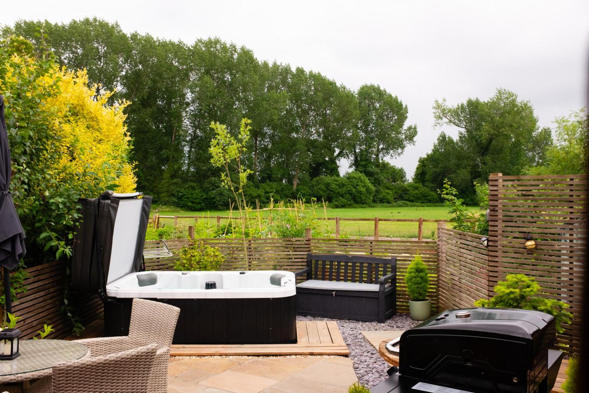 Moors Wood Relaxing ,Tranquil Retreat With Hot Tub Chippenham (Wiltshire) Exterior foto